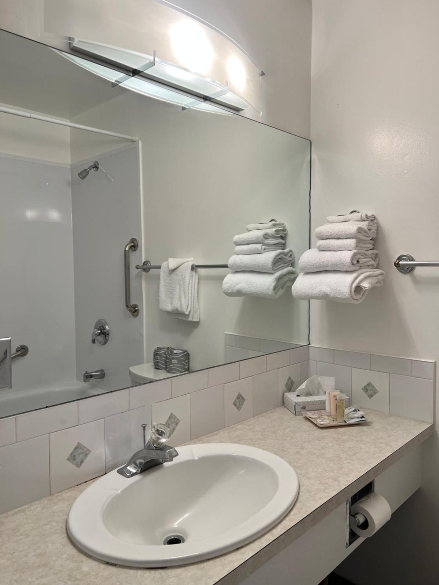 Sea Edge Motel Parksville Room photo