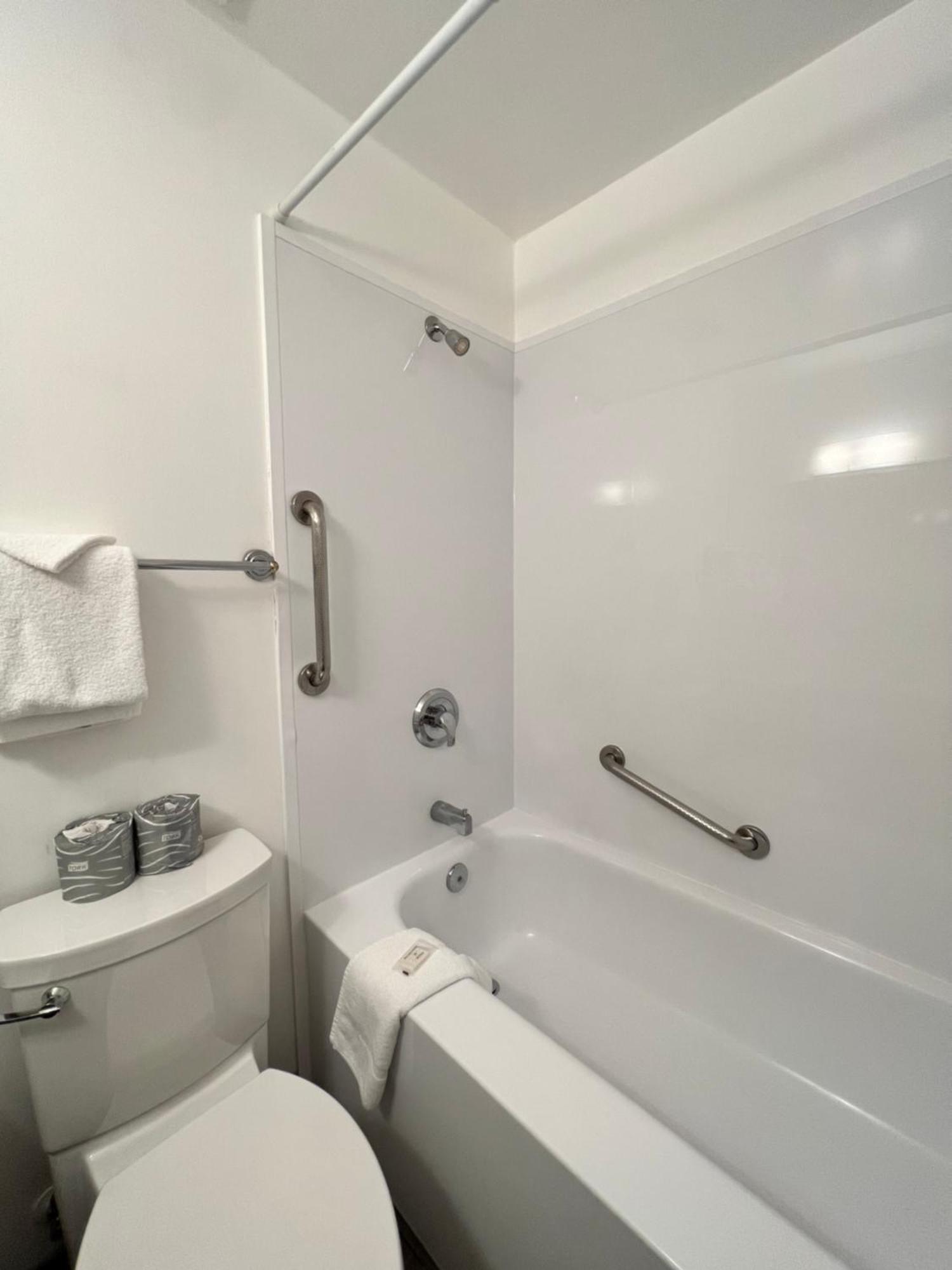 Sea Edge Motel Parksville Room photo
