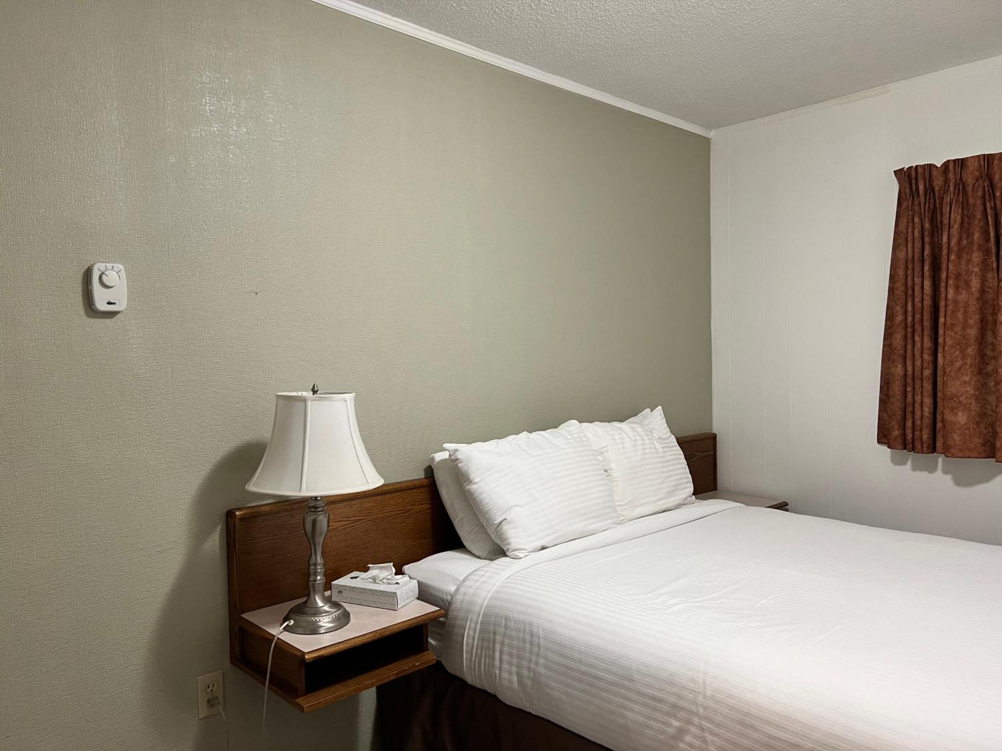 Sea Edge Motel Parksville Room photo