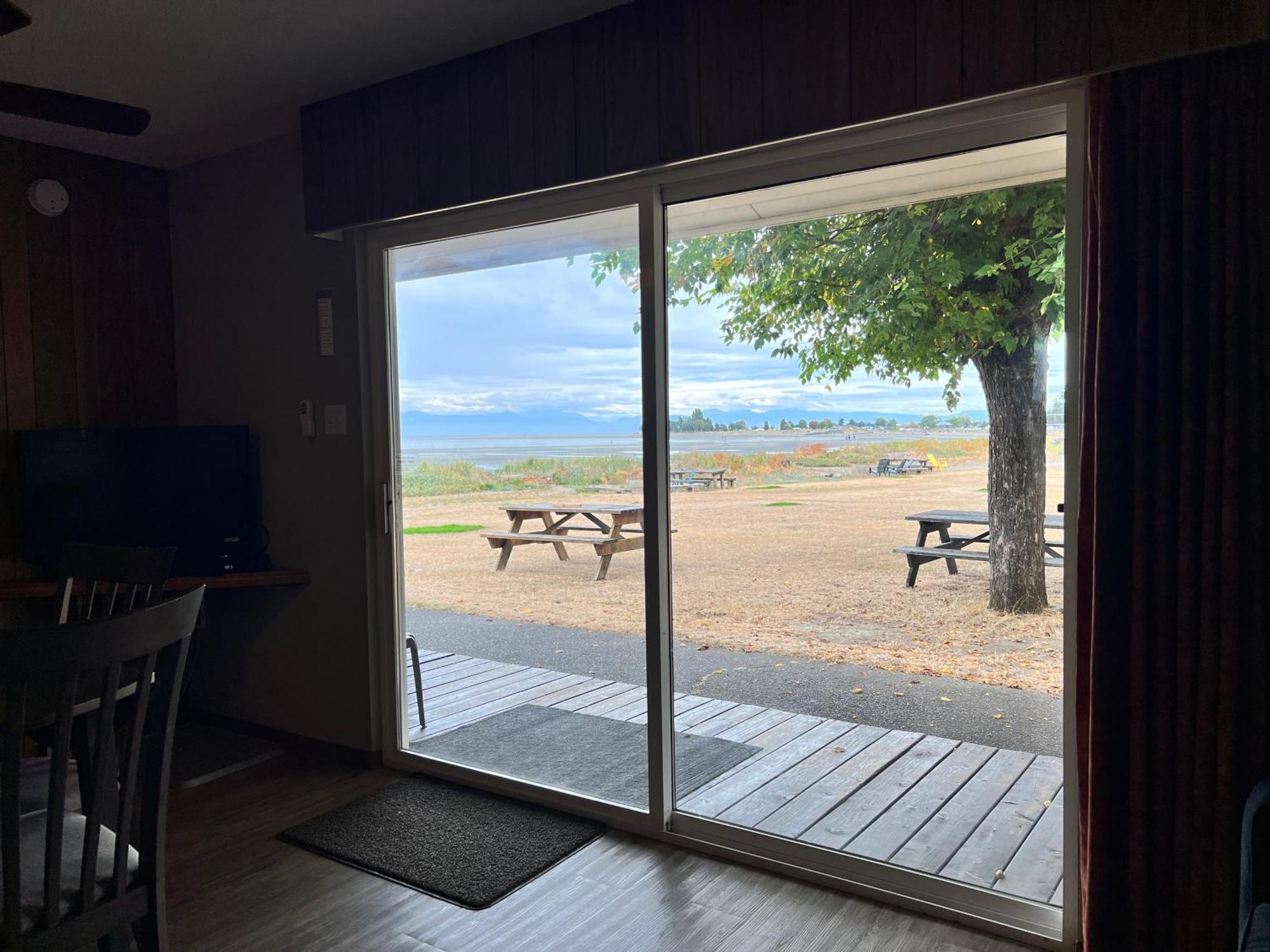 Sea Edge Motel Parksville Exterior photo